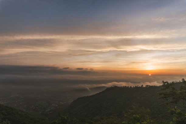 山上的日落-山上的阳光-山上的雾的风景图片下载