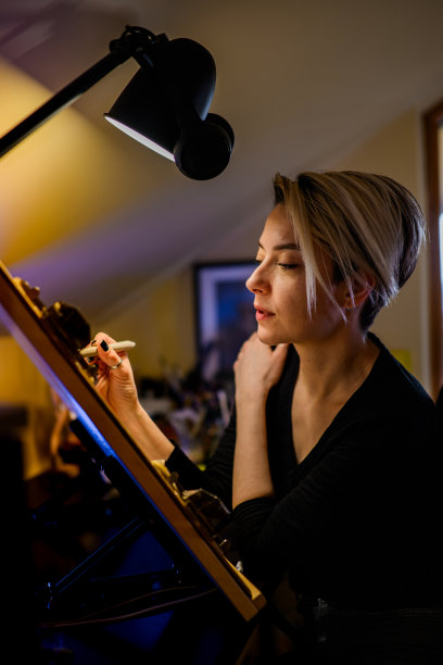 一位富有创造力的艺术家在她的家庭工作室里在纸上画画的肖像。图片下载