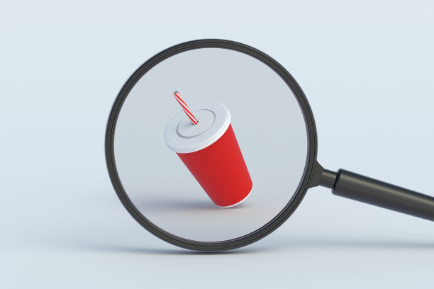 一杯苏打水，放大镜后面有吸管。三维渲染图片下载