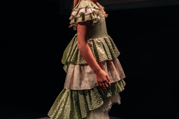 带褶边和珠子的儿童白绿色复古连衣裙。优雅的女生时尚图片下载