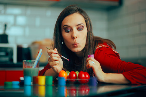 有趣的女人在家里庆祝和画复活节彩蛋图片下载