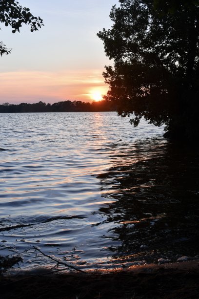 日落在湖边的风景照片图片下载