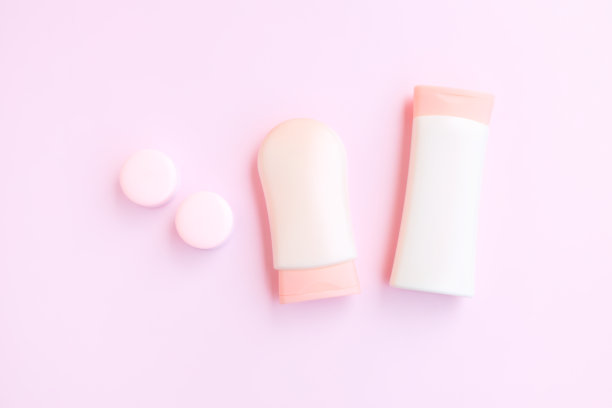 化妆品瓶容器隔离粉红色背景，美容产品图片下载