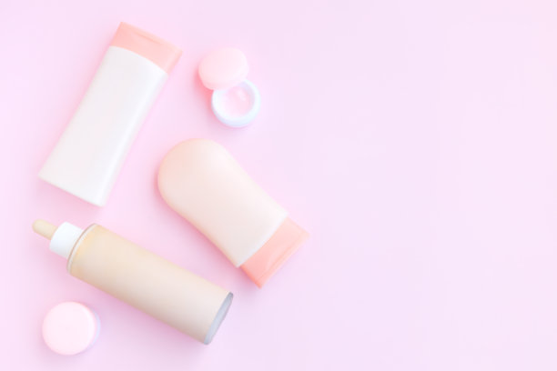 化妆品瓶容器隔离粉红色背景，美容产品图片下载