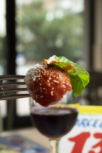 肉酱肉丸用叉子图片下载