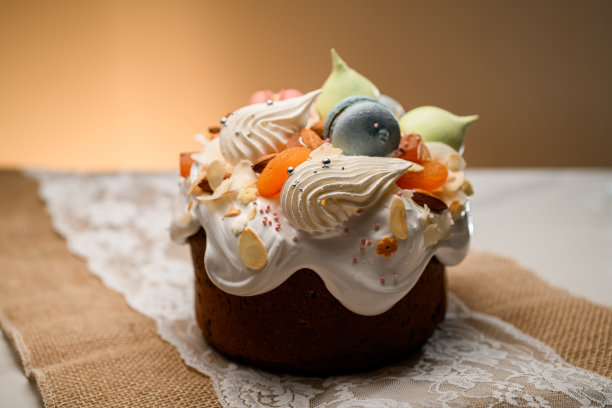 美丽蛋糕的特写，配上蛋白霜、马卡龙和水果图片下载