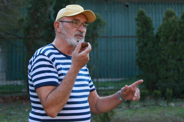 老水手，留着胡子，拿着烟斗图片下载