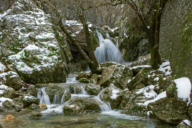 位于卡索拉、塞古拉和拉斯维拉自然公园的瓜达尔基维尔河诞生瀑布。图片下载