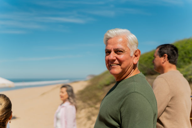 老人和朋友们走向海滩的照片图片下载