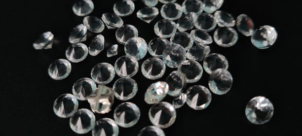 钻石被隔离在黑色背景上。圆亮切图片下载