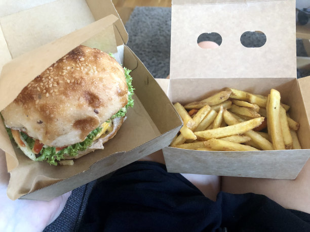 汉堡和炸薯条的照片图片下载