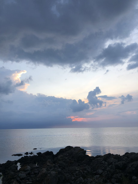 日落时海洋或大海的风景照片图片下载
