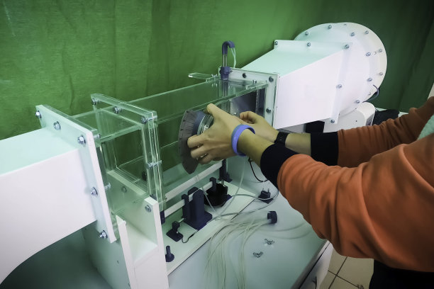 操作员在实验室里设置了一个空气动力学室。图片下载