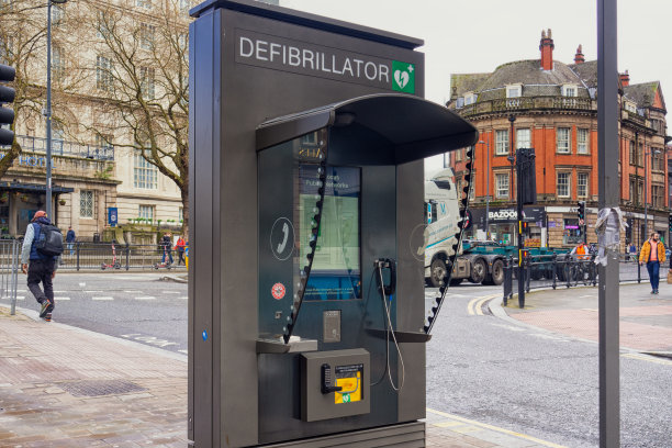 在当地城镇和村庄可以找到公共除颤器图片下载