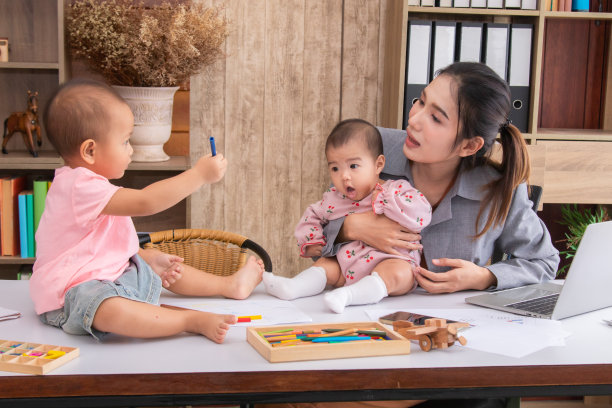 美丽的亚洲母亲在家中混淆多任务工作，单身母亲责怪孩子打架，女性在家工作，在隔离社会距离中照顾混乱的孩子，图片下载