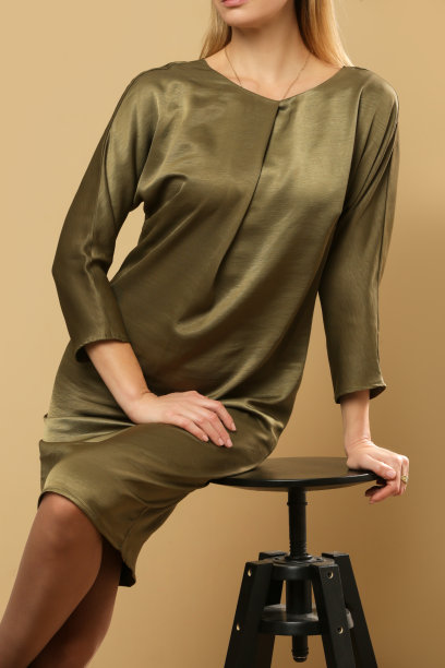 一组穿着绿色丝绸连衣裙的女模特的工作室照片图片下载