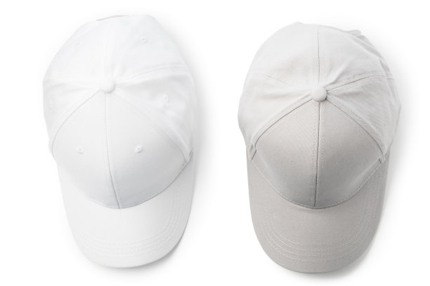 两个基本棒球帽定位并排在一个白色的背景图片下载