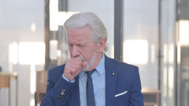 咳嗽的老商人在办公室的画像图片下载