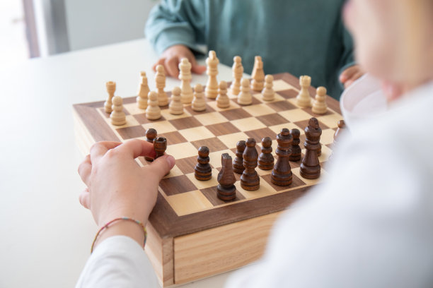 两个小学生正在下棋。图片下载