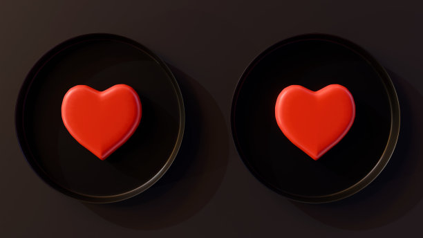 黑色盘子上的红心形状图片下载