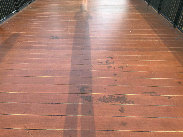 阴影剪影上的道路与木质纹理图片下载