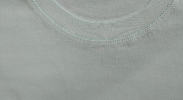 一件白色t恤的特写，颈部有缝线图片下载