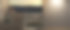 舒适的室内环境与木桌和椅子俯瞰宁静的户外自然景观。图片下载