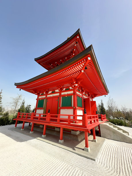 日本花园里的塔和塔的屋顶。日式建筑风格。图片下载