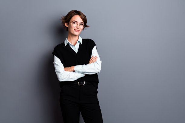 照片正面好心情律师女士穿着黑色背心眼镜双臂交叉空空间孤立灰色背景图片下载