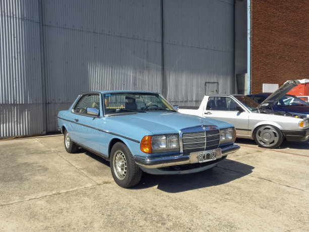 蓝色奔驰280 CE轿跑车1976 - 1986年在一个机场的经典车展。本空间图片下载