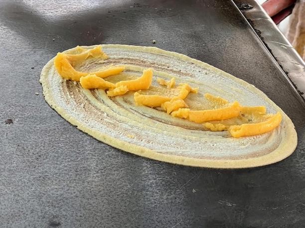 一个人做披萨的照片，披萨上有橙子。图片下载