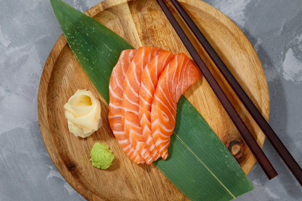 日式料理风格，竹叶上鲑鱼片俯视图，鲑鱼刺身是日本传统，选择性聚焦，鱼片俯视图图片下载