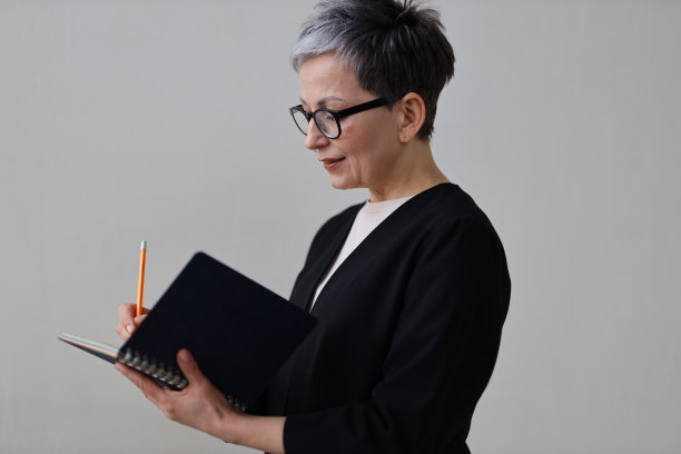 在对知识的追求中，一位退休妇女坚定地学习，在她的教育旅程中体现了美和智慧。图片下载