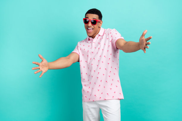 惊喜的男子张开双臂欢迎邀请你在蓝绿色背景上孤立的照片图片下载