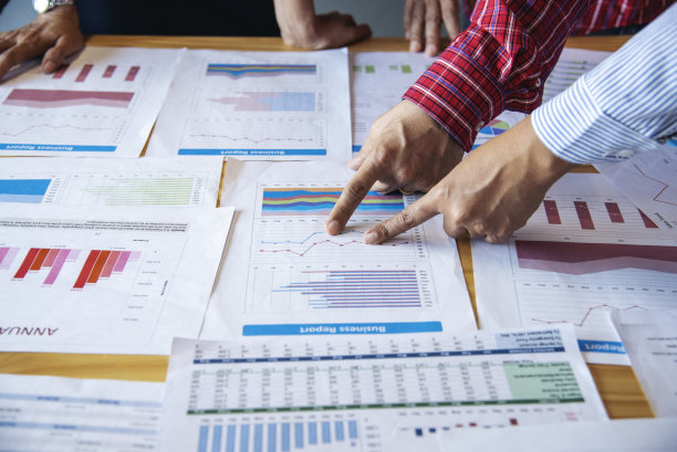 俯视图商务人士在会议室的办公桌旁开会。团队业务会议，合作计划，一起头脑风暴。团队合作伙伴公司头脑风暴小组图片下载