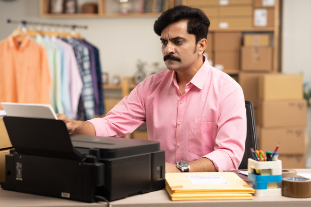 成熟的男子运行网上商店库存照片图片下载