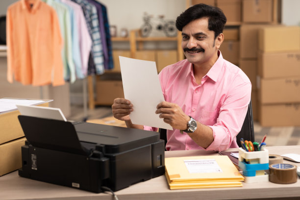 成熟的男子运行网上商店库存照片图片下载