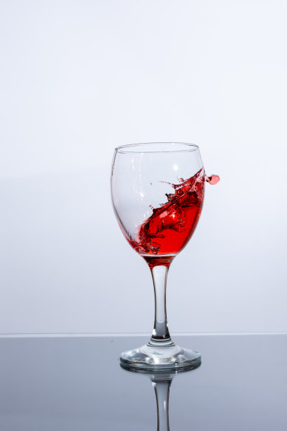 装有红色液体的高脚酒杯，用于鸡尾酒或开胃酒图片下载