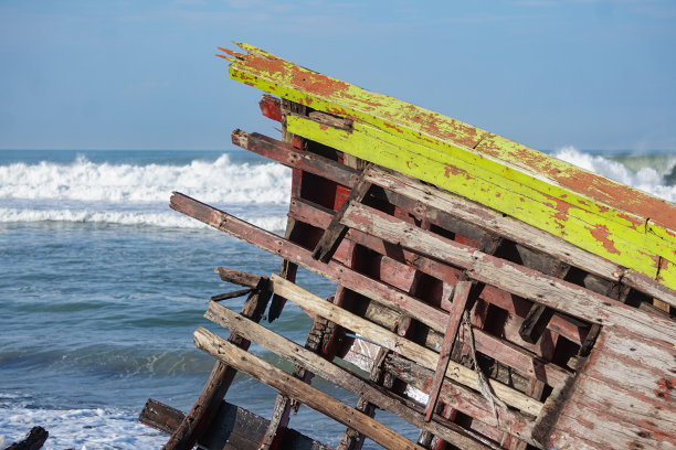 海滩上的木船残骸图片下载