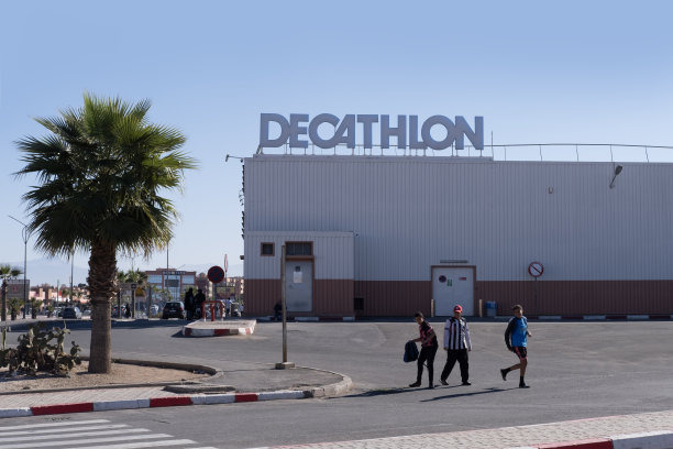 2024年1月7日，在摩洛哥马拉喀什，人们走进颇受欢迎的法国迪卡侬体育用品店、运动服装店图片下载