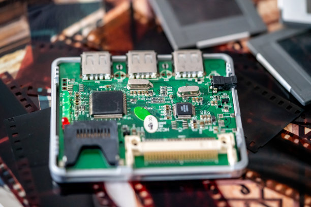 数字电路和芯片在模拟胶片和照片上仍然选择横向概念图片下载