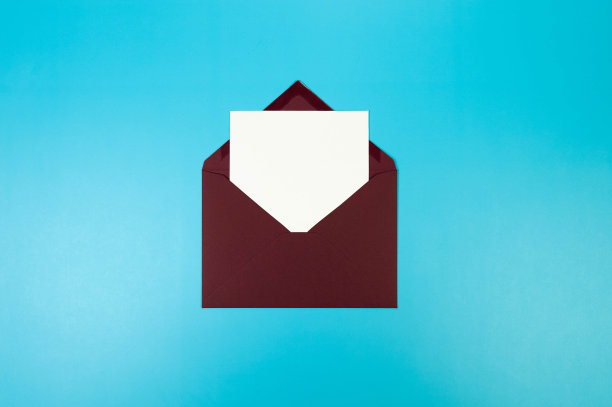 顶视图暗红色信封，白色卡片在蓝色背景。图片下载