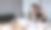 在温泉沙龙享受热石按摩的女人。专业按摩师做石疗。放松和放松全身紧张的肌肉和受损的软组织。图片下载