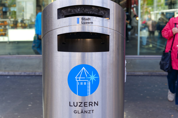 垃圾桶的正面，上面有卢塞恩市的徽章。图片下载