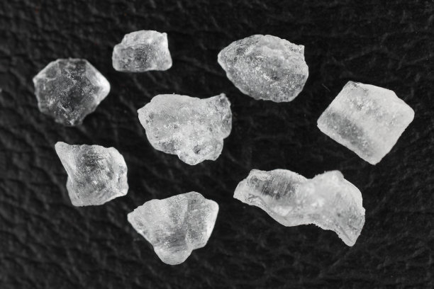 黑色背景的海盐特写超微距照片图片下载