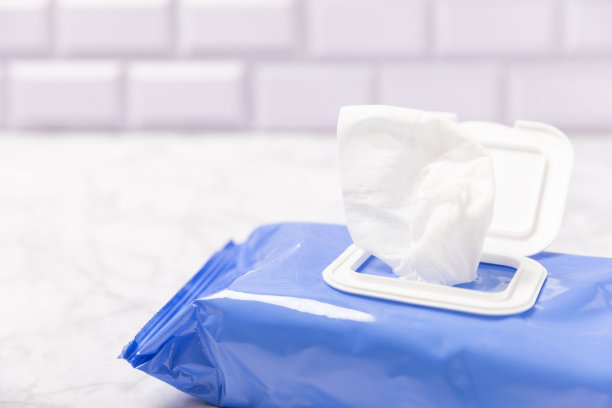 背景上湿纸巾的包装。一包打开的手和身体湿巾。模型。一包干净的湿纸巾。设计。放文字的地方。副本的空间。图片下载