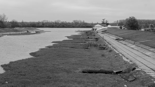 从桥上看的黑白照片。图片下载