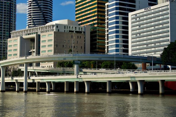 城市脉络:布里斯班河畔高速公路图片下载