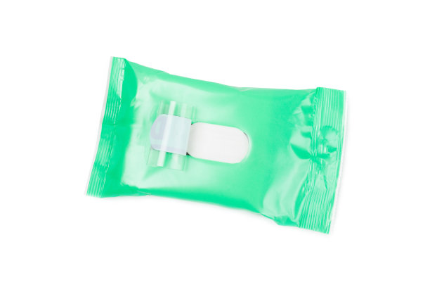 白色背景上隔离的湿巾包。一包打开的手和身体湿巾。模型。一包干净的湿纸巾。放文字的地方。设计图片下载