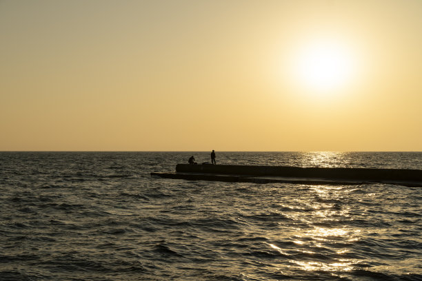 日落和地平线。图片下载